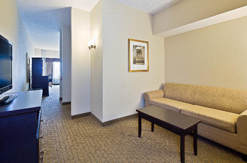 Holiday Inn Express Hotel & Suites Ottawa Airport By Ihg Exterior foto