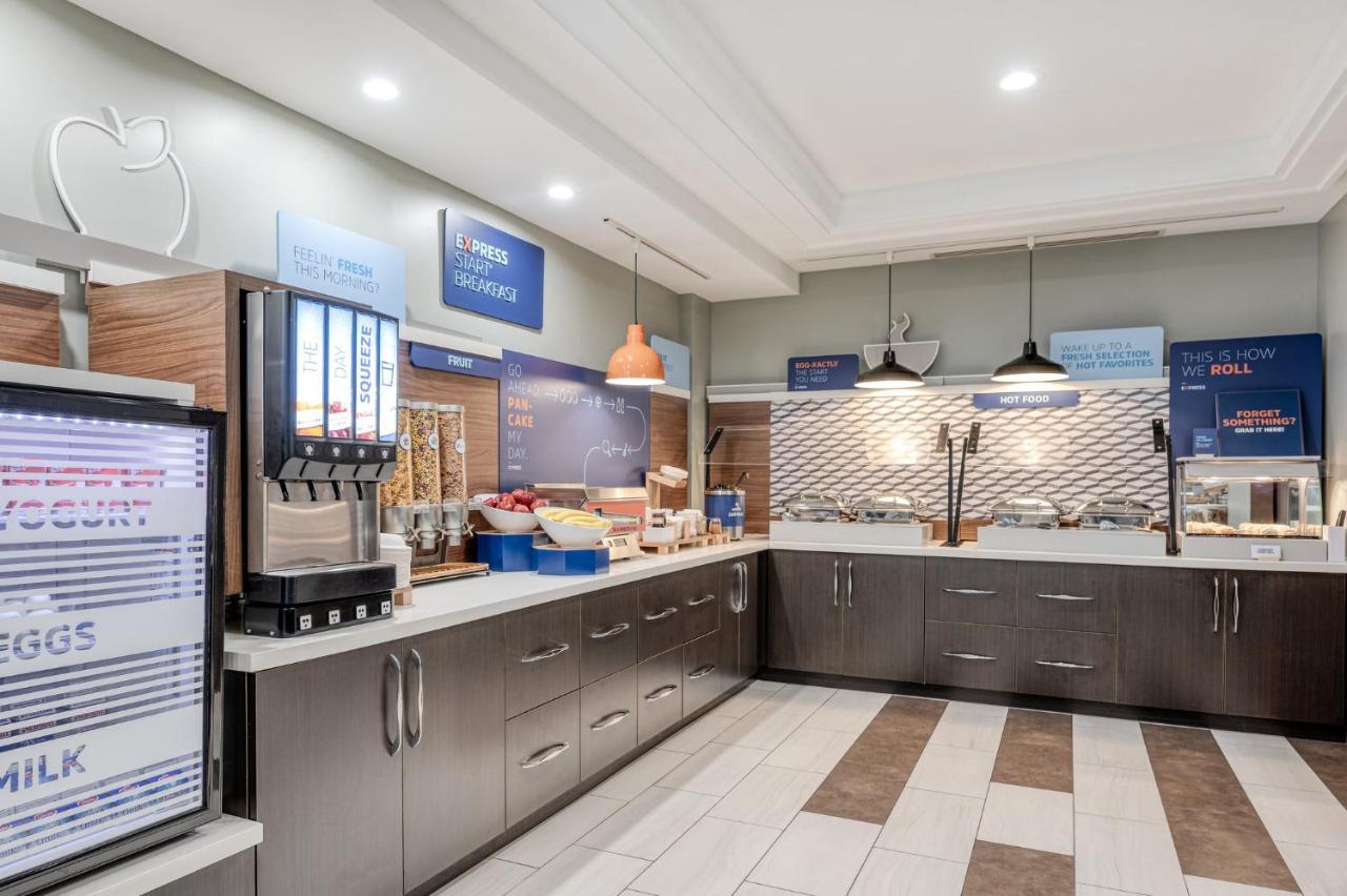 Holiday Inn Express Hotel & Suites Ottawa Airport By Ihg Exterior foto